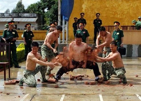 Lính đặc công huấn luyện võ thuật.